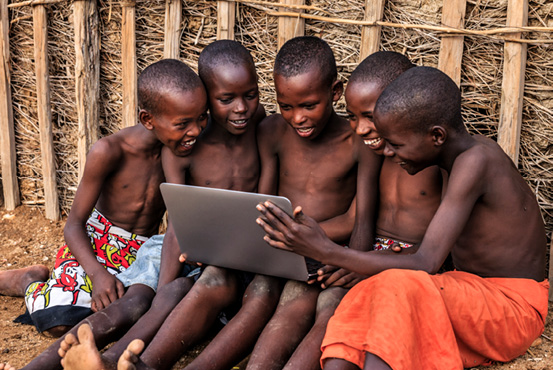 Bambini Africani Con Un Computer Portatile Kenya Africa Orientale Itaca Scuola Itaca Scuola